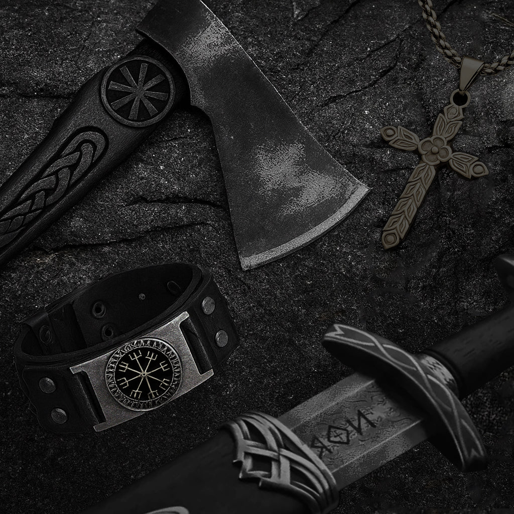 Wikinger Axt, Schwert, Runenschmuck und nordische Accessoires auf dunklem Stoff – Symbolbild für das gesamte Sortiment an Äxten, Schwertern, Schmuck, Kleidung, Schilden und Wikingerdeko im NORDSKULLS Onlineshop.