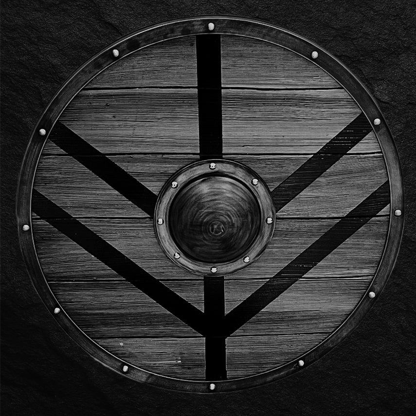 Echtes Wikinger-Schild aus massivem Holz – handgefertigt, schaukampftauglich, sichtbare Holzmaserung und robust mit Eisenbuckel. Authentischer Wikingerschild für Reenactment, Deko oder Kampf.