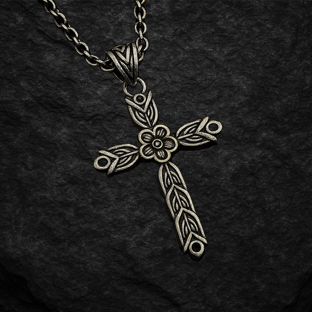 Wikinger Kreuzanhänger aus Edelstahl mit floraler Gravur auf dunklem Stein – Symbolbild für nordischen Schmuck, Ketten und Anhänger im NORDSKULLS Shop.