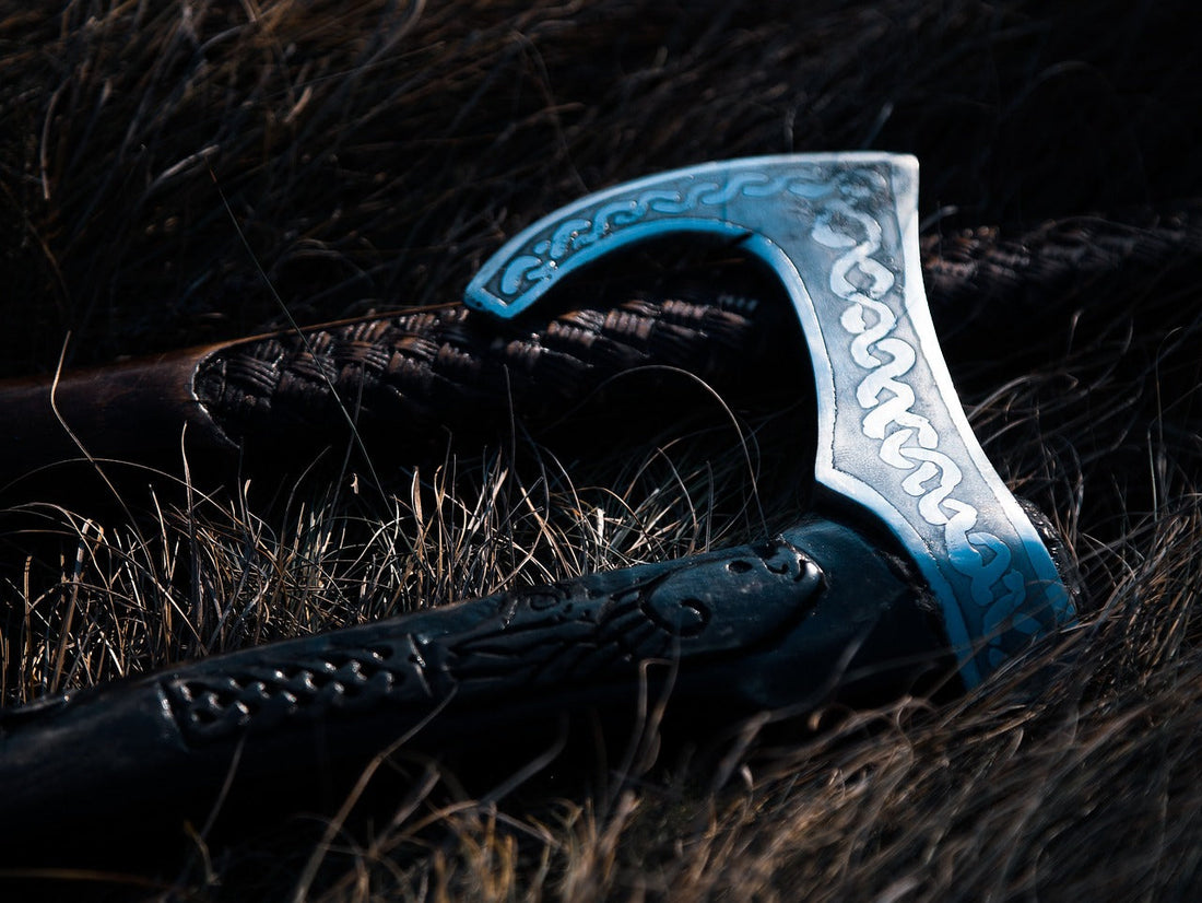 Hochwertige Wikinger-Axt mit Gravur, liegend im Gras – echtes Produktfoto aus dem Nordskulls Shop für Wikinger-Axt kaufen, LARP & Reenactment.