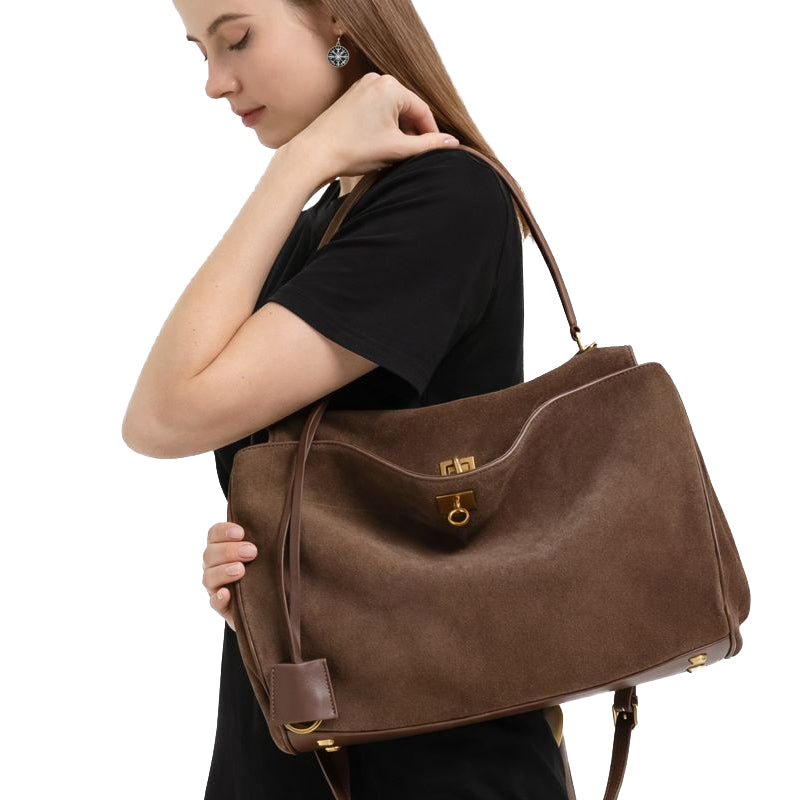 Braune Echtleder Damen Tasche seitlich getragen am Model elegante Umhaengetasche