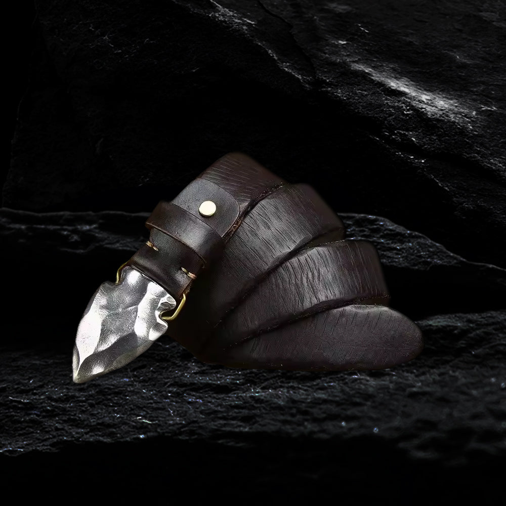 Echtleder Gürtel mit Pfeilspitze aus Rindsleder auf dunklem Steinfelsen