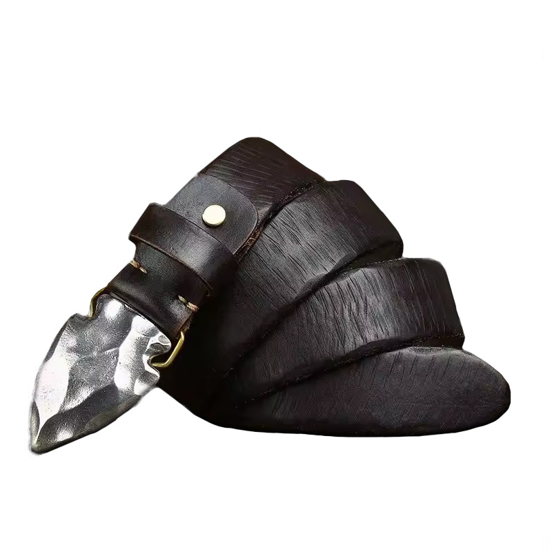 Echtleder Gürtel mit Pfeilspitze aus Rindsleder – Frontansicht auf weissem Hintergrund