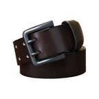 Echtleder-Gürtel aus braunem Rindsleder auf schwarzem Steinfelsen – seitlich aufgerollte Ansicht