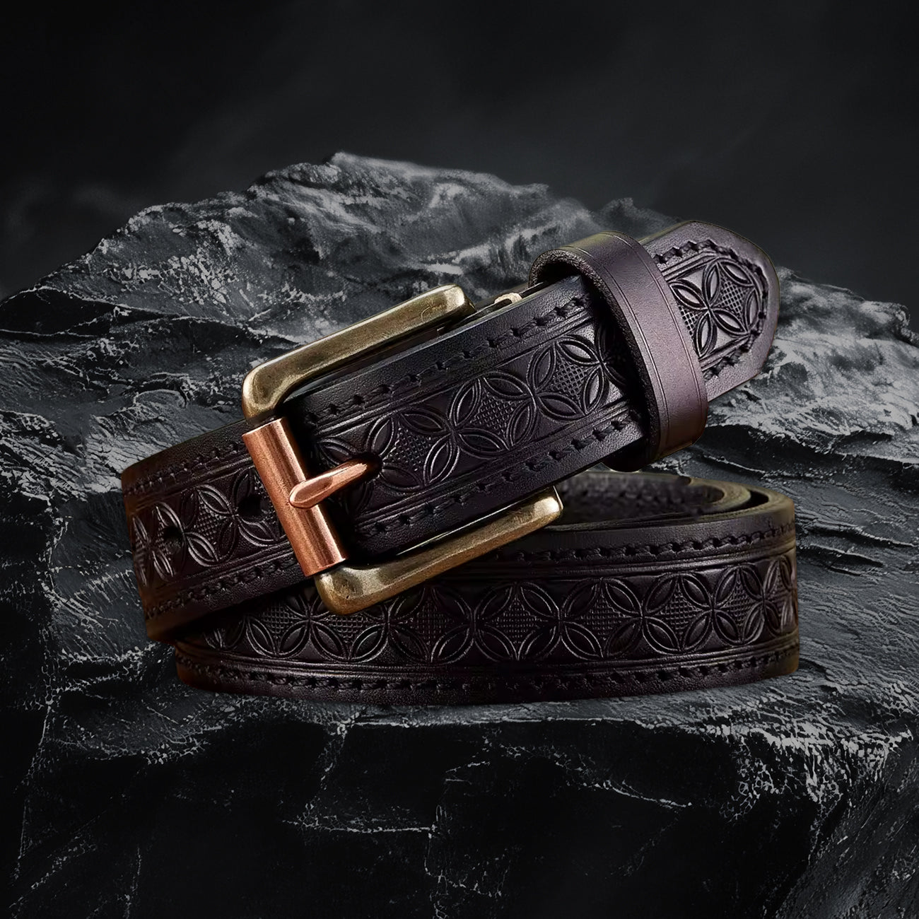 Herren Echtleder-Gürtel in Schwarz – seitliche Ansicht mit Schnalle auf schwarzem Steinfelsen