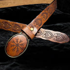 Vegvisir-Prägung auf Echtleder Gürtel aus Rindsleder – Detail auf schwarzem Steinfelsen