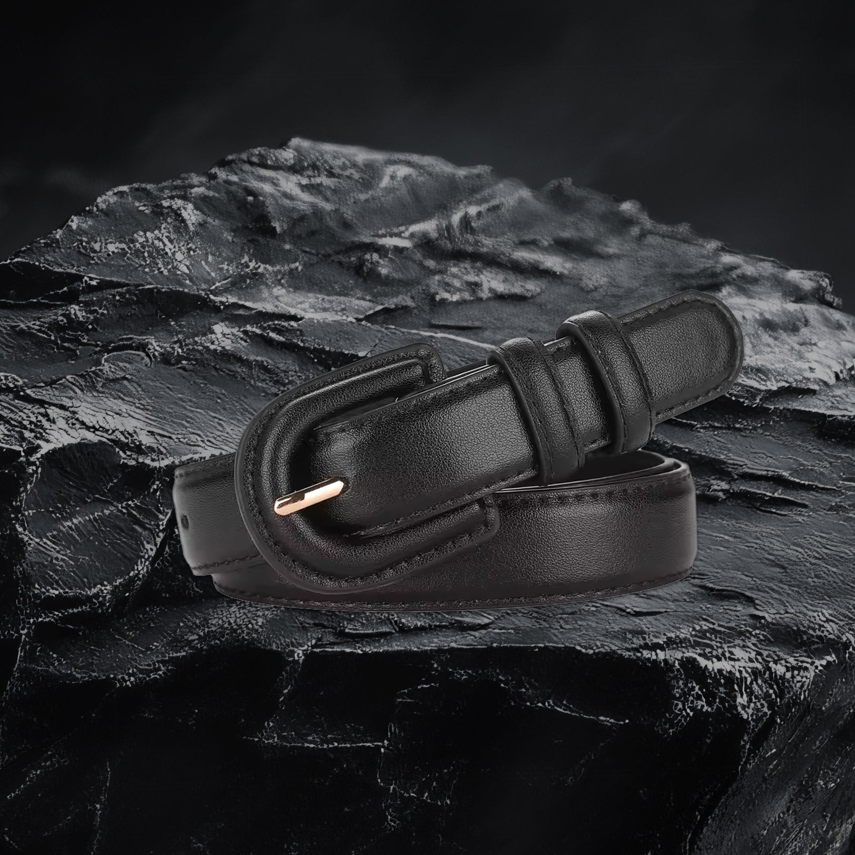 Echtleder-Gurt für Damen aus schwarzem Rindsleder auf schwarzem Steinfelsen – Frontansicht mit Schnalle