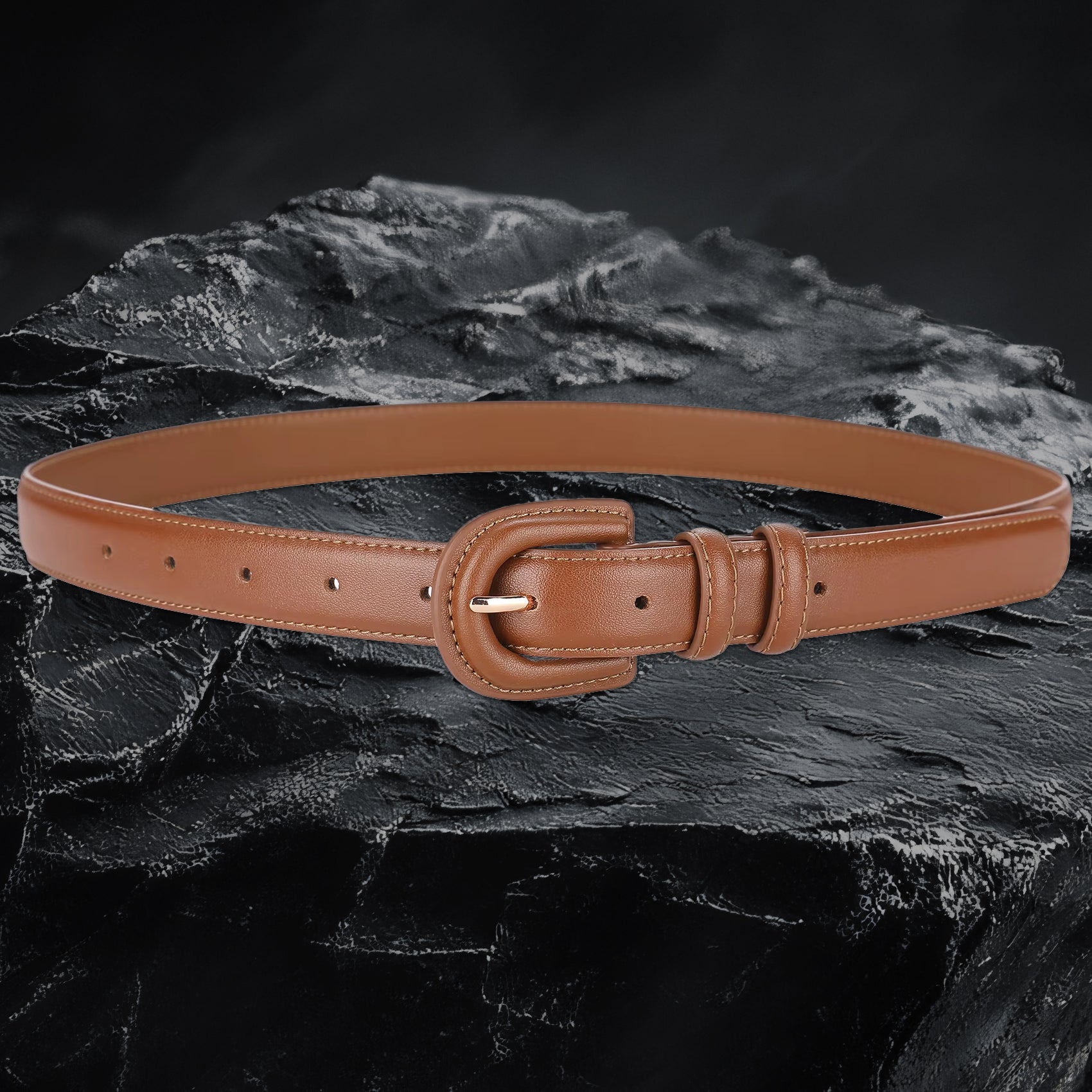 Echtleder-Gurt für Damen aus braunem Rindsleder auf schwarzem Steinfelsen – Frontansicht mit Schnalle