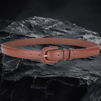 Echtleder-Gurt für Damen aus coffeefarbenem Rindsleder auf schwarzem Steinfelsen – Frontansicht mit Schnalle