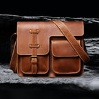 Echtleder Tasche Herren aus Rindsleder – aufgelegt auf schwarzem Stein, Frontansicht