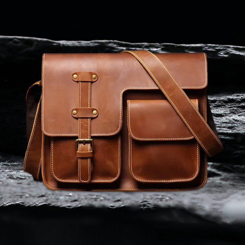 Echtleder Tasche Herren aus Rindsleder – aufgelegt auf schwarzem Stein, Frontansicht