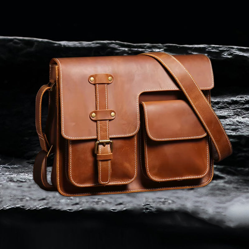 Echtleder Tasche Herren aus Rindsleder – leicht seitliche Frontansicht auf schwarzem Stein