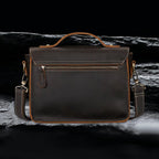 Echtleder Tasche RAGNAR – Rückseite aus echtem Rindsleder auf schwarzem Steinfelsen