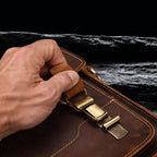 Detailaufnahme Verschluss – Echtleder Tasche RAGNAR mit massivem Messingbeschlag