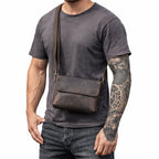 Echtleder Umhängetasche Herren aus Crazy Horse Rindsleder – getragen am Körper, Frontansicht