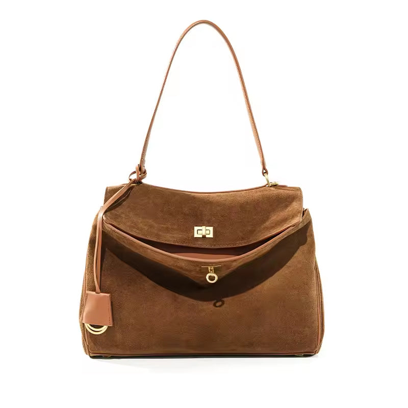 Echtleder Damen Umhaengetasche braun aus echtem Rindsleder freigestellt vor weissem Hintergrund