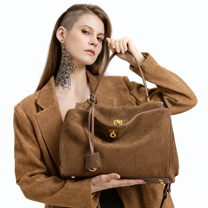 Damen Echtleder Tasche braun am Model frontal getragen hochwertige Umhaengetasche aus echtem Leder