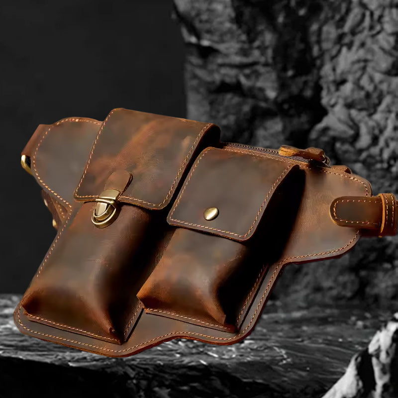 Echtleder Umhängetasche Herren aus Rindsleder – schrägue Frontansicht auf dunklem Stein