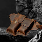 Echtleder Umhängetasche Herren aus Crazy Horse Rindsleder – aufgelegt auf dunklem Stein