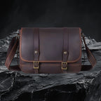 Echtleder Umhängetasche aus echtem Rindsleder in Dunkelbraun – Frontansicht auf dunklem Steinfelsen