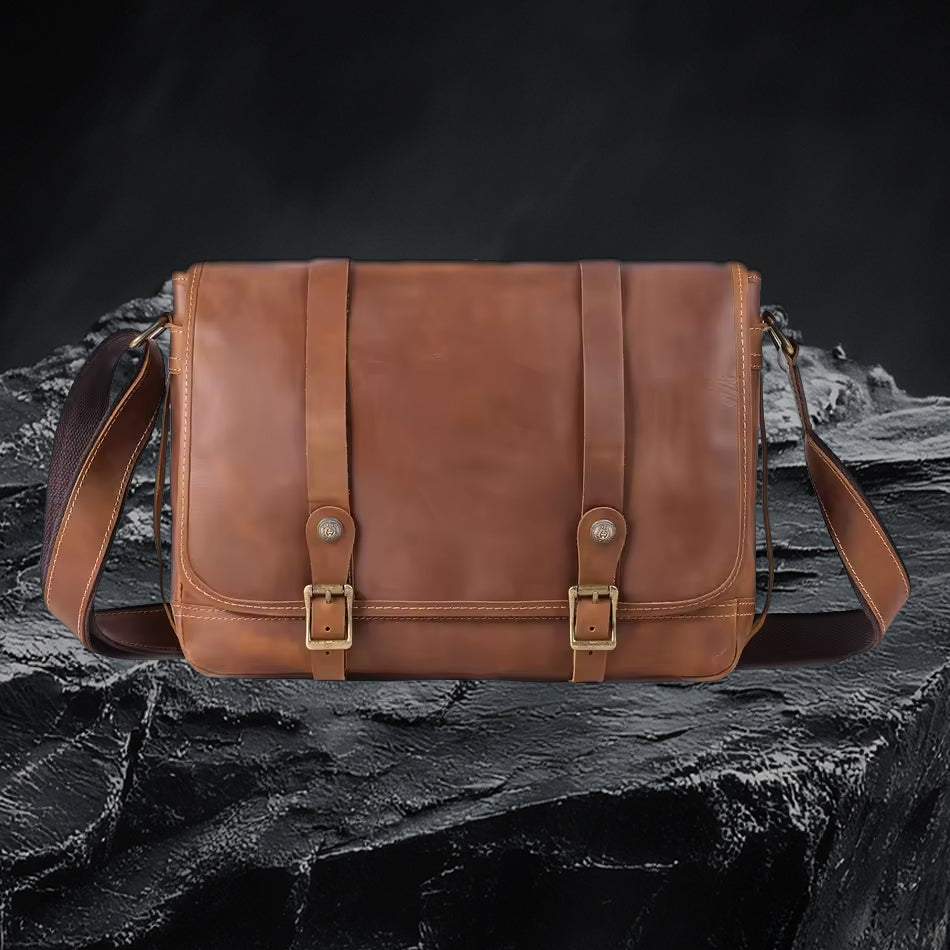 Echtleder Umhängetasche aus echtem Rindsleder in Braun – Frontansicht auf dunklem Steinfelsen