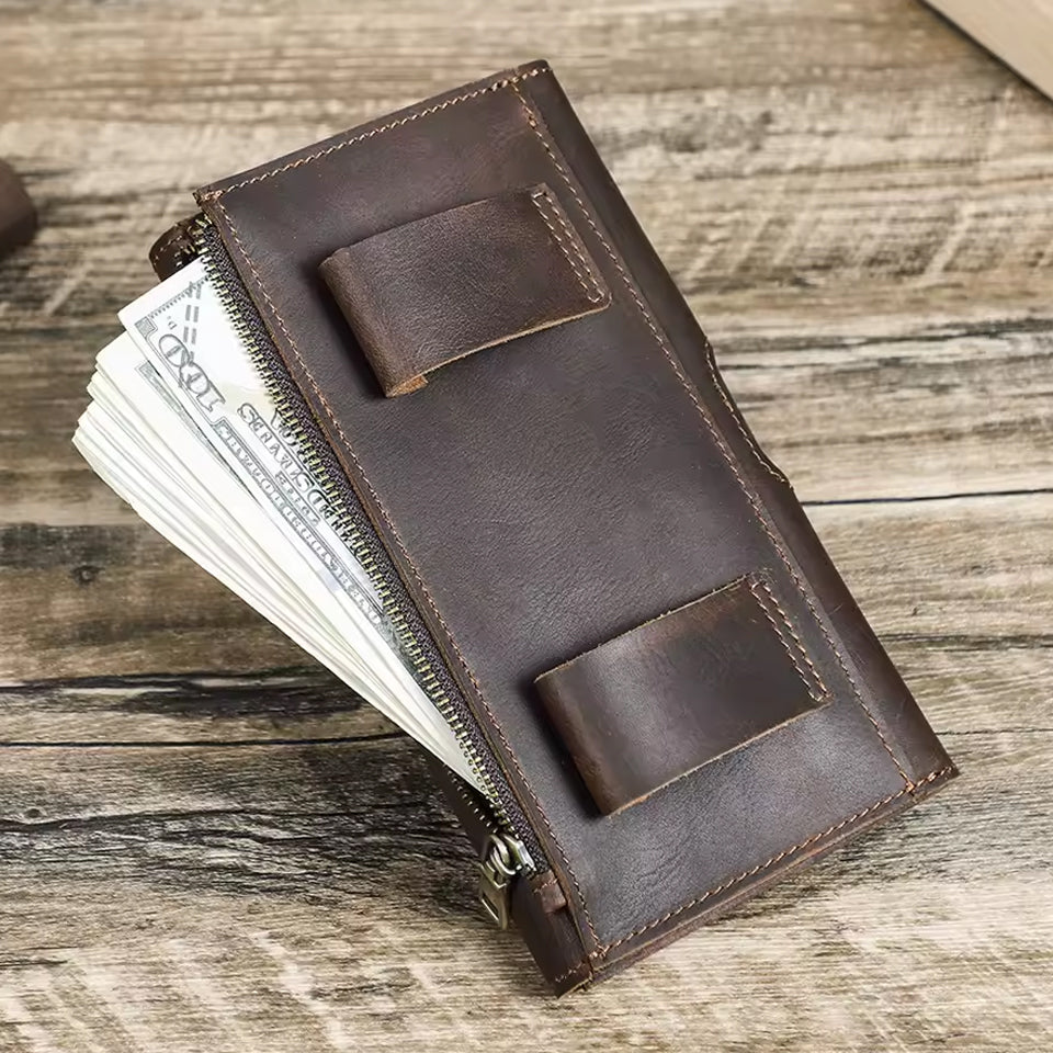 Gürtelclip Geldbörse | FJÄLL-RIND – vintage Ledertasche mit Gürtelbefestigung, rustikal auf Holz