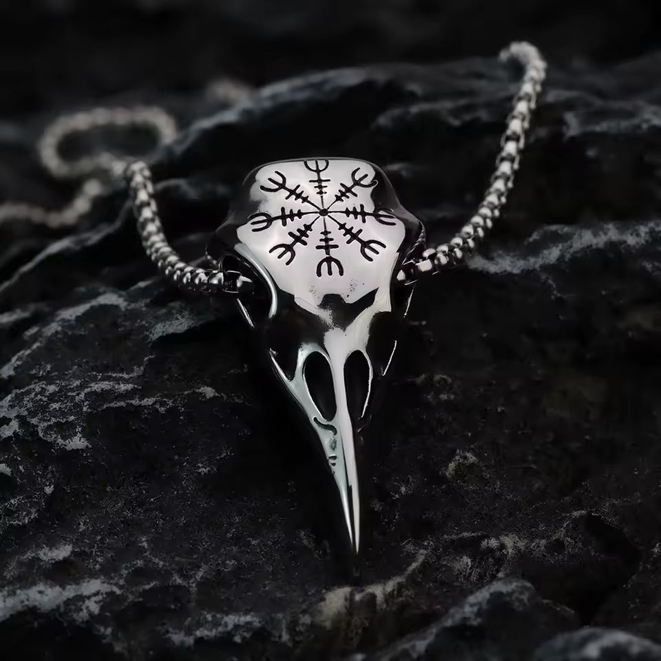 Wikinger Raben Halskette mit Vegvisir Rune aus Edelstahl – liegend auf schwarzem Stein, nordischer Schmuck als Symbol für Schutz und Stärke.