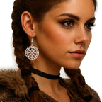 Silberner Vegvisir Runen Ohrring aus Edelstahl an einer Wikingerin mit geflochtenen Haaren, nordischer Damen Schmuck.