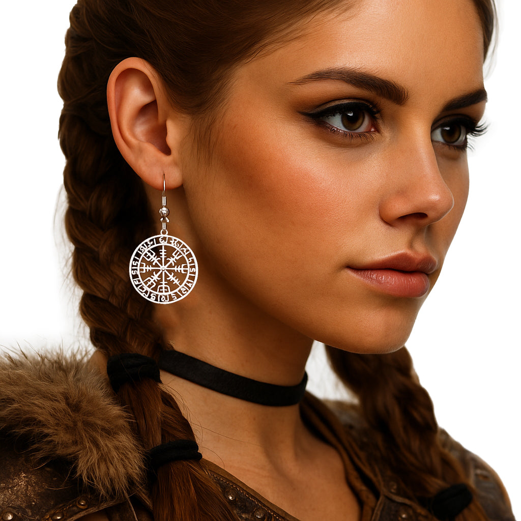 Silberner Vegvisir Runen Ohrring aus Edelstahl an einer Wikingerin mit geflochtenen Haaren, nordischer Damen Schmuck.