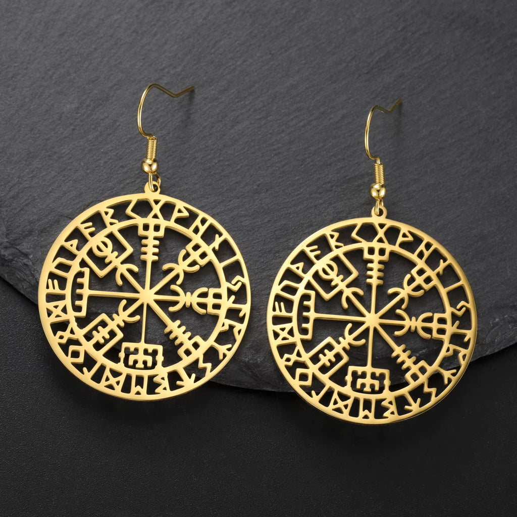 Goldfarbene Vegvisir Runen Ohrringe aus Edelstahl, auf Granit, nordischer Wikinger Schmuck für Damen.