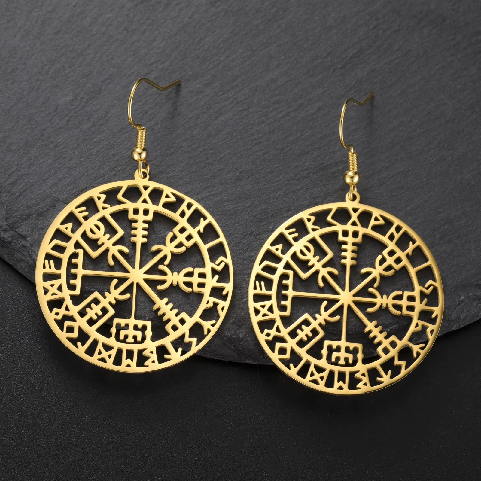 Goldfarbene Vegvisir Runen Ohrringe aus Edelstahl, auf Granit, nordischer Wikinger Schmuck für Damen.