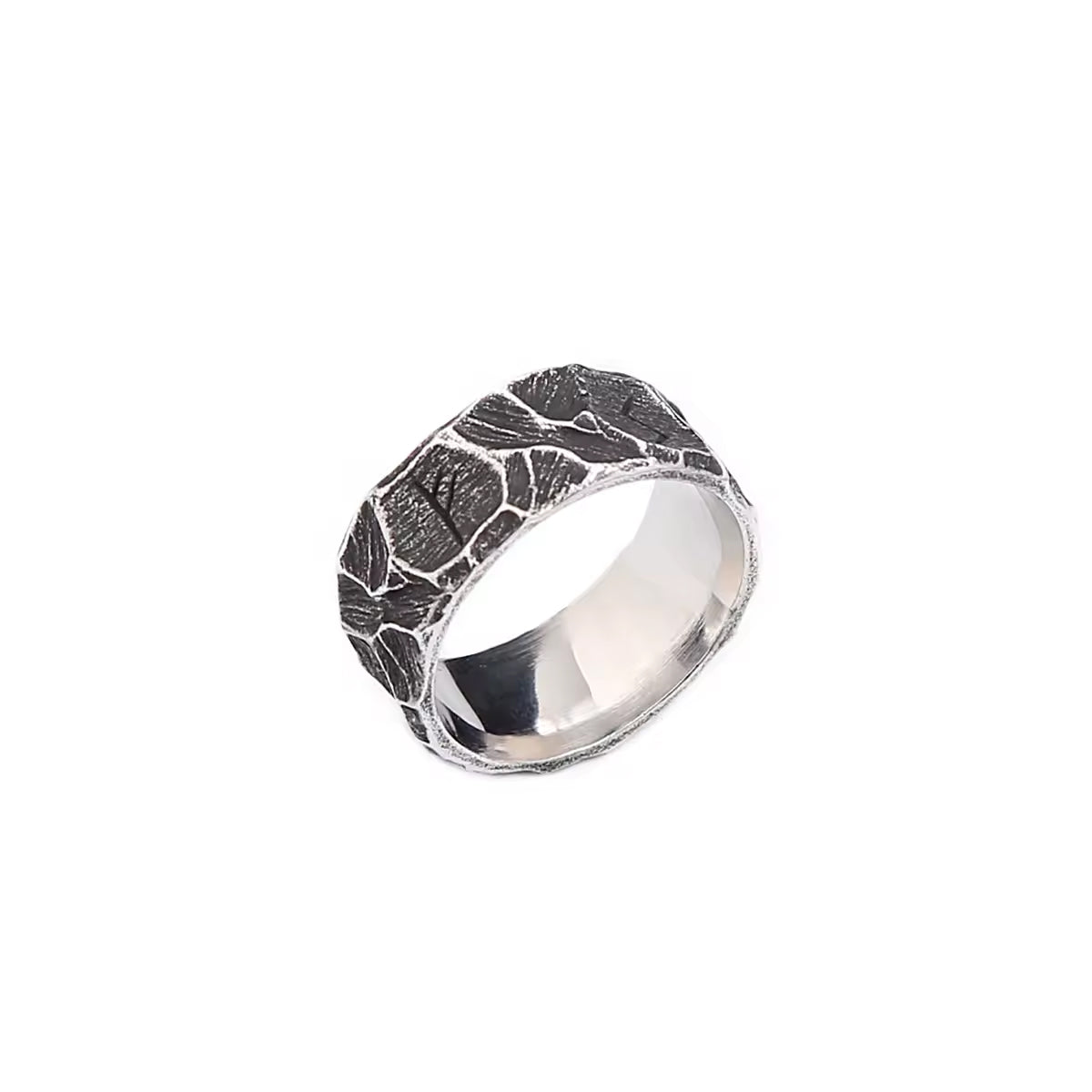 Runen Ring aus poliertem Edelstahl mit gehämmerter Struktur und eingravierter Rune – detailreiches nordisches Design auf weissem Hintergrund – hochwertiger Wikinger Runenschmuck von NORDSKULLS.