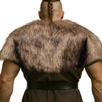 Nordskulls Wikinger Schulterfell – Rückseite getragen von Krieger mit Zopf, realistisches Fell in braun-grauer Struktur.