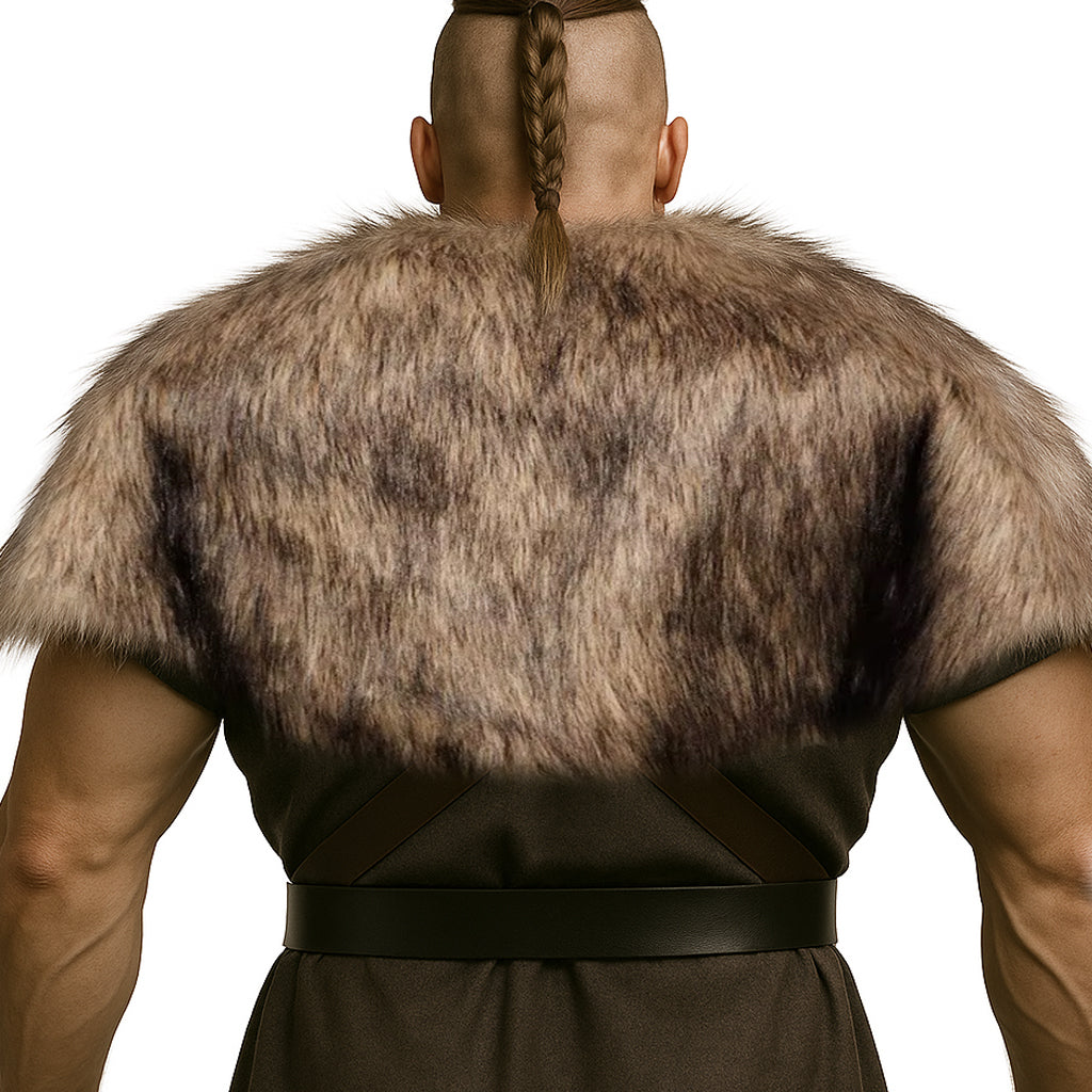 Nordskulls Wikinger Schulterfell – Rückseite getragen von Krieger mit Zopf, realistisches Fell in braun-grauer Struktur.