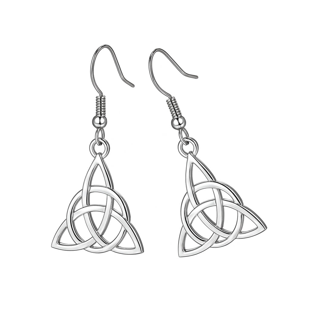 Hochglanzpolierte Triquetra Ohrringe aus Edelstahl auf weissem Hintergrund.