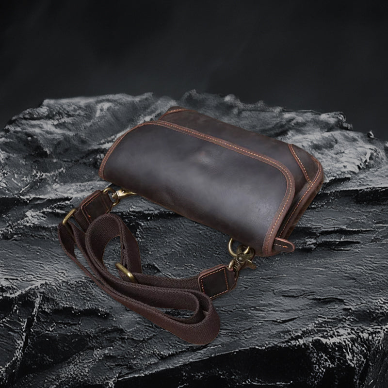 Echtleder Umhängetasche Herren – aufgelegt auf dunklem Stein, Gesamtansicht