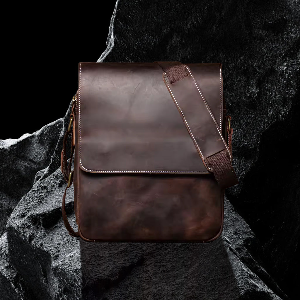 Umhängetasche aus Echtleder – dunkelbraun auf schwarzem Steinfelsen