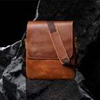 Umhängetasche aus Echtleder – hellbraun auf schwarzem Steinfelsen