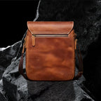 Umhängetasche aus Echtleder – Rückansicht mit Reissverschlussfach