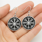 Vegvisir Runen Ohrringe aus Edelstahl in der Hand präsentiert, detaillierter Wikinger Schmuck.