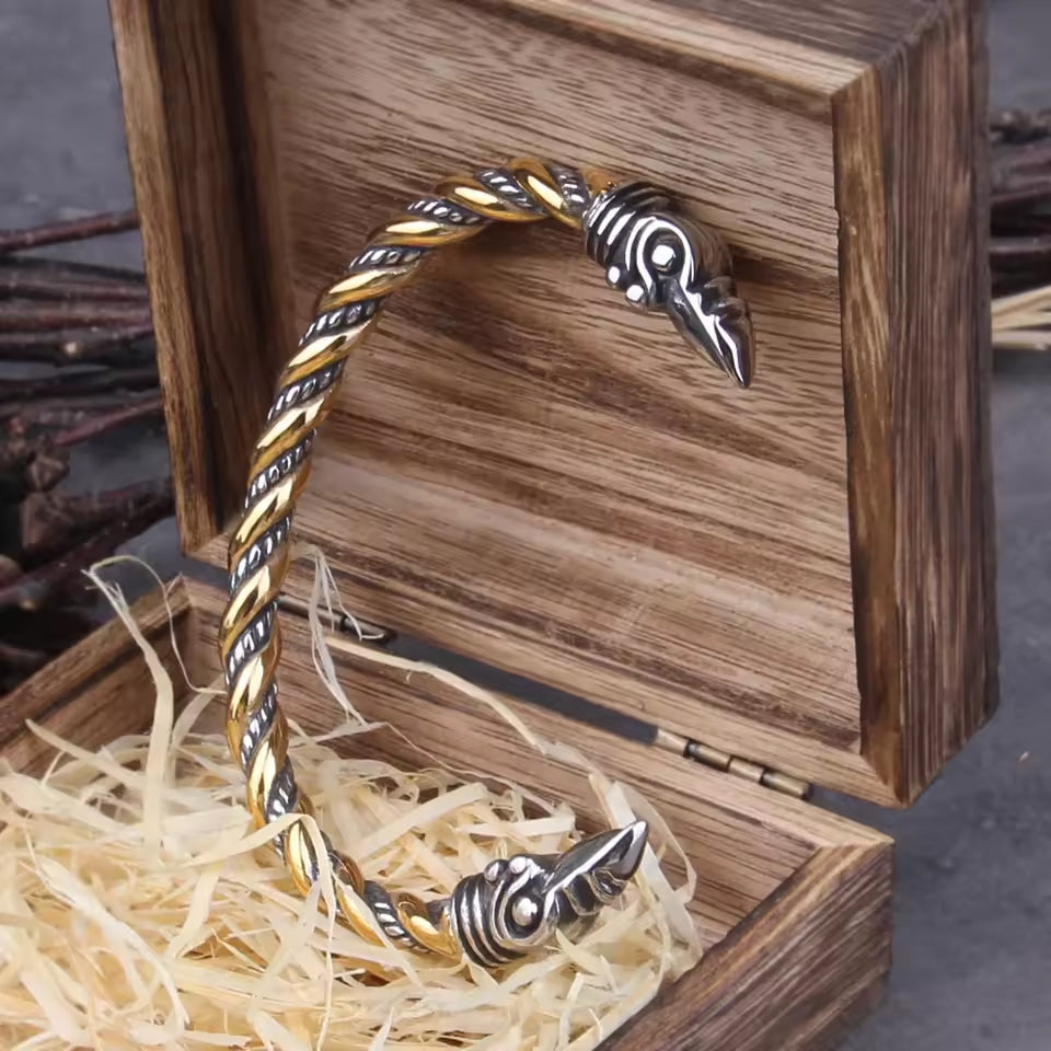 Wikinger Armring VIKING-OATH – nordischer Armreif Gold-Silber mit Raben-Enden, präsentiert in rustikaler Wikinger-Holzkiste