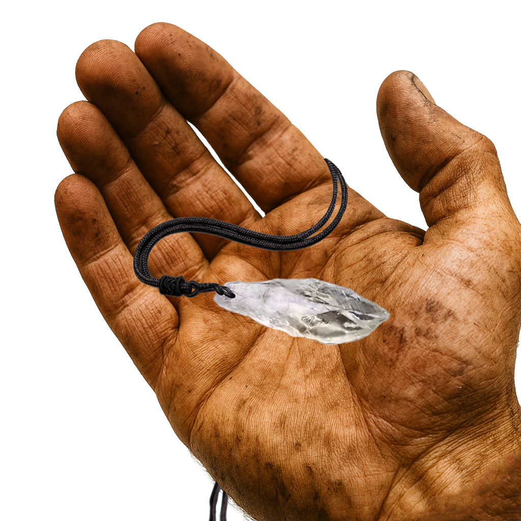 Wikinger Kristall Halskette in Hand eines Kriegers | Klarer Naturstein Anhänger aus Kristall | Handgefertigter Schmuck von NORDSKULLS