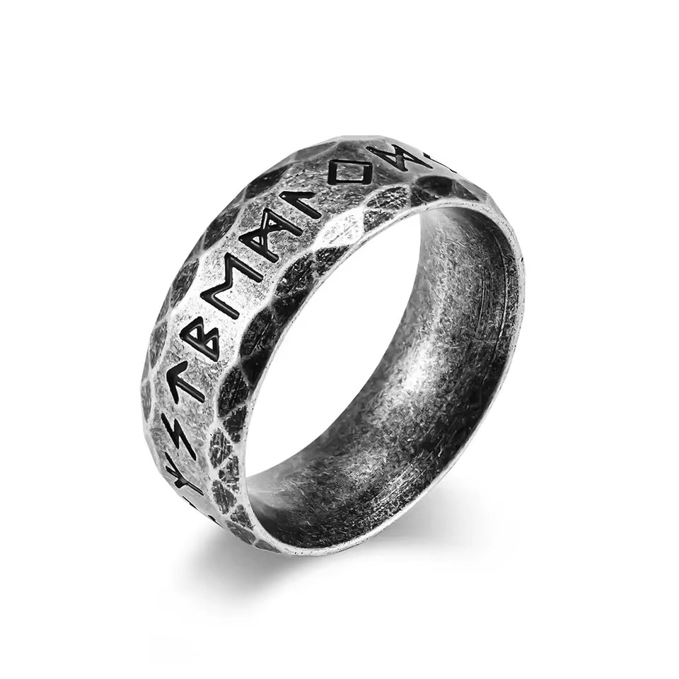 Wikinger Runen-Ring FUTHARK aus Edelstahl 316L – silberner Runenring mit gehämmerter Oberfläche und eingravierten nordischen Symbolen.