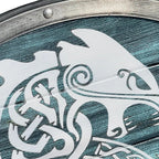 Detailansicht Wikinger-Schild JÖRMUNGANDR – Drachenkopf-Verzierung, inspiriert von der Midgardschlange, handbemalt auf Holz mit Stahlrahmen.