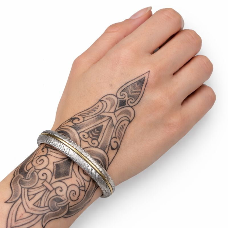 Damen Armreif aus 925 Silber mit nordischer Feder am Handgelenk getragen, eleganter Silberschmuck mit Feder-Motiv
