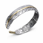 Schräg dargestellter Damen Armreif aus 925 Silber mit nordischer Feder, offen gearbeiteter Silberschmuck