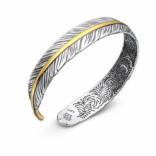 Damen Armreif aus 925 Silber mit nordischer Feder, fein gravierter offener Armreif auf weissem Hintergrund