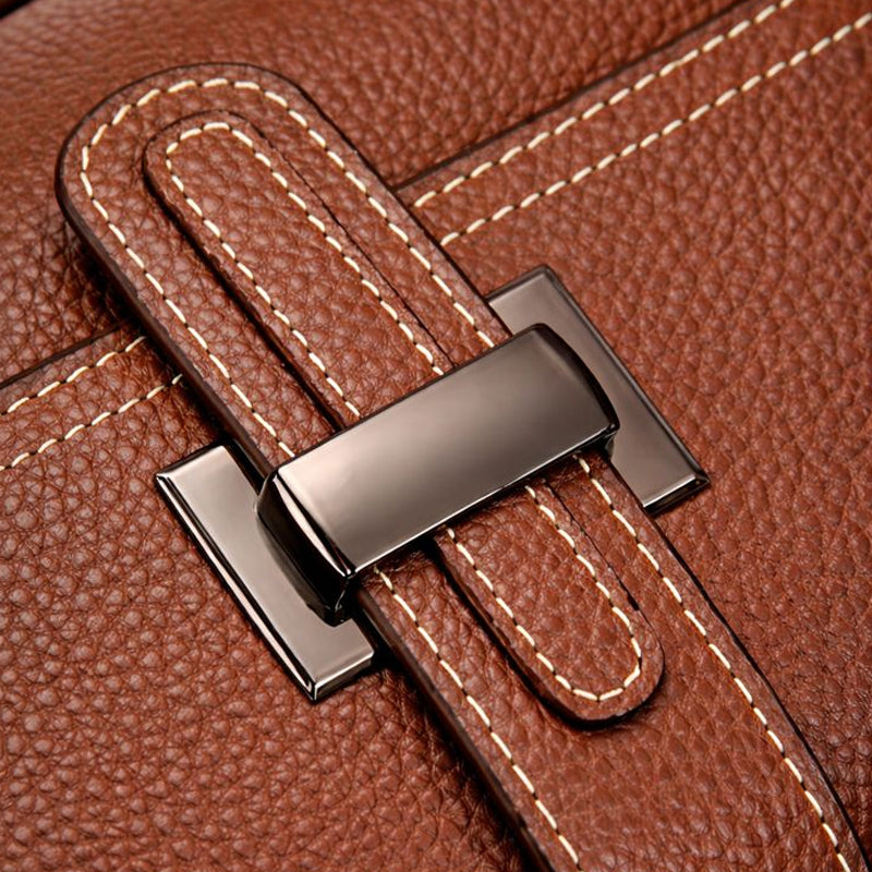 Detailaufnahme einer Echtleder Handtasche fuer Damen aus braunem Rindsleder mit Metallverschluss