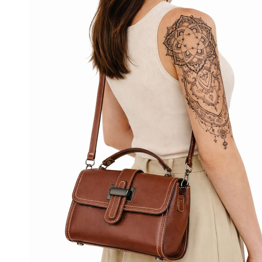 Echtleder Handtasche fuer Damen aus braunem Rindsleder getragen am Model Rueckenansicht