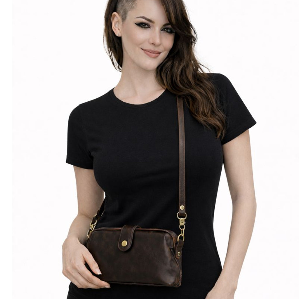 Echtleder Umhaengetasche fuer Damen aus braunem Rindsleder, getragen am Model mit schmaler Silhouette vor weissem Hintergrund